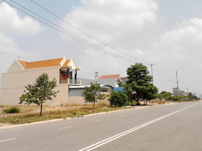 Nhượng 300m2 đất thổ cư kề TP HCM 330 triệu/300m2 sổ hồng riêng, dân cư đông