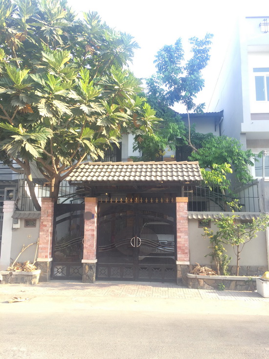 Bán gấp nhà biệt thự sân vườn đẹp mặt tiền đường số 49, P. Tân Quy, Q.7