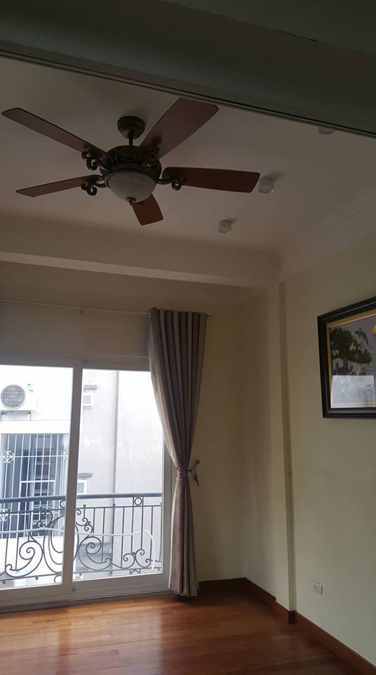 Bán gấp nhà phố Hoàng Hoa Thám. DT: 106 m2 x4T, nhỉnh 50 triệu/m2