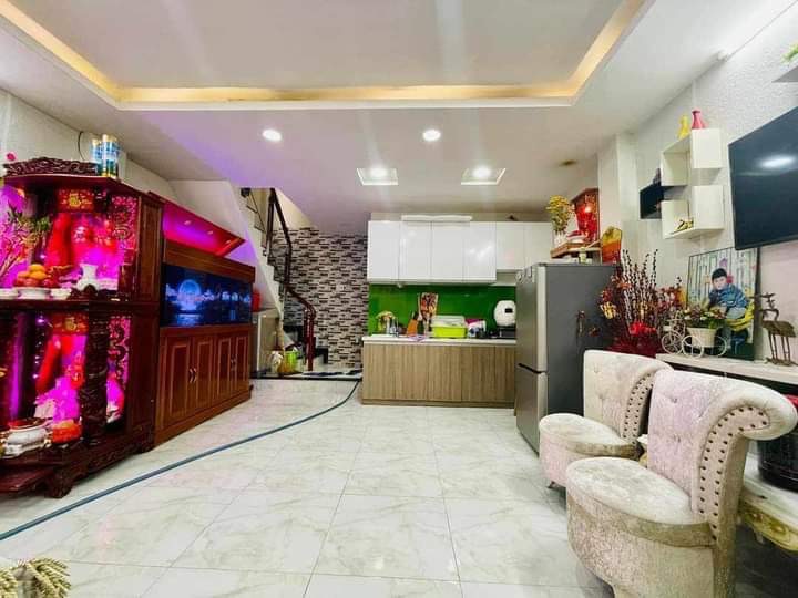 Bán Nhà Đẹp ở Ngay Quận 10, ngang 4m7, 2 tầng BTCT, Hẻm Cách Nhà Xe Hơi, Chỉ 3 tỷ 5.