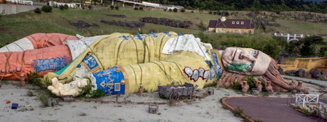 Công viên siêu thực bỏ hoang tại Nhật Bản