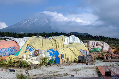 Công viên siêu thực bỏ hoang tại Nhật Bản