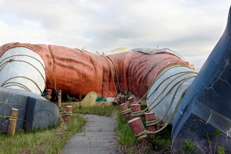 Công viên siêu thực bỏ hoang tại Nhật Bản