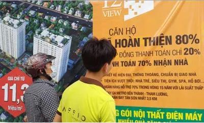 Người trẻ tìm hiểu các dự án căn hộ