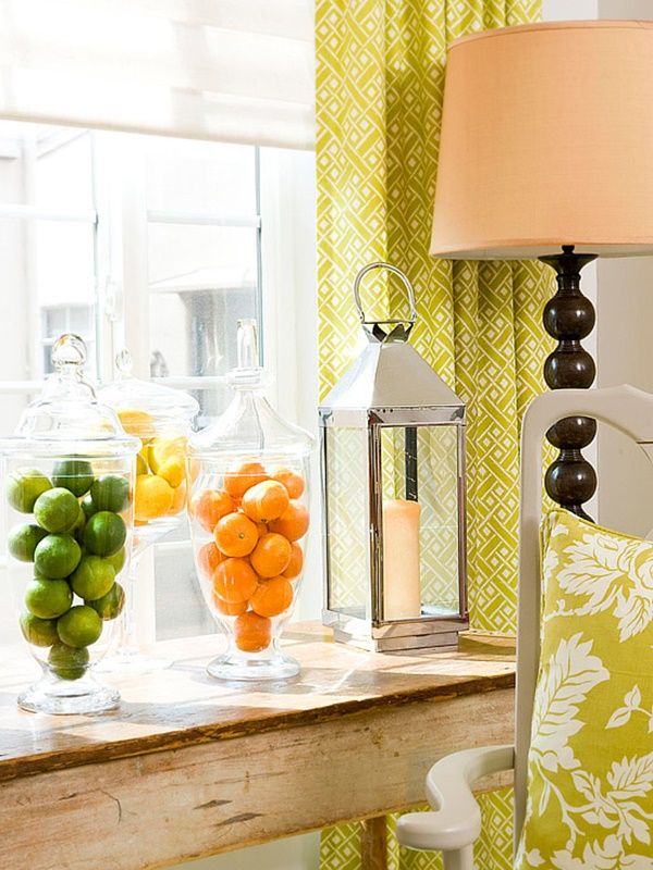 Trái cây nhiều màu trong lọ thủy tinh