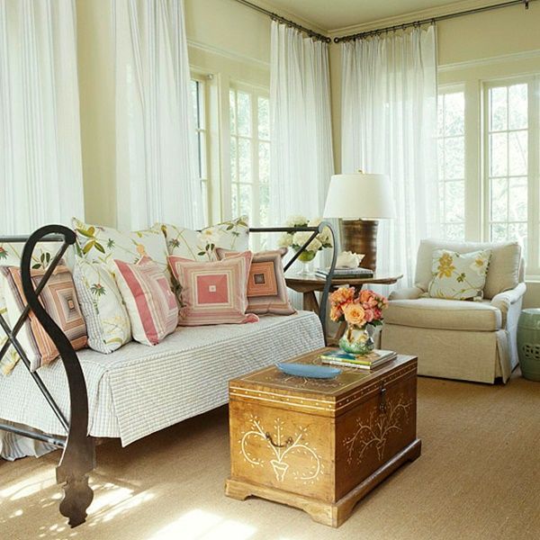 Đặt gối nhiều màu trên ghế sofa