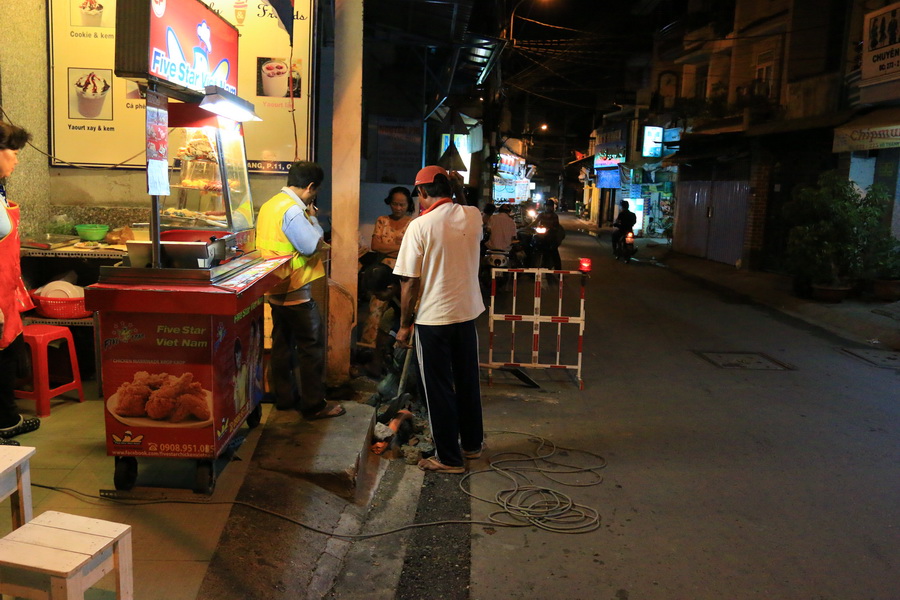 Thi công đèn tín hiệu giao thông tại ngã tư Phạm Phú Thứ - Võ Thành Trang