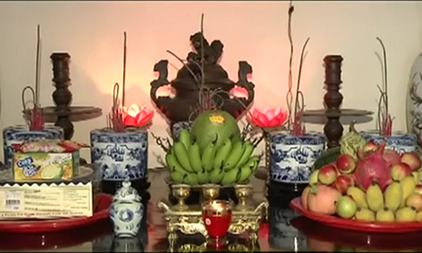 sắp đặt bàn thờ ngày tết