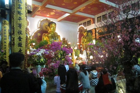 tìm tuổi hợp xông đất