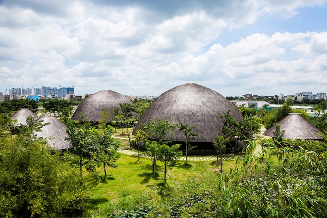 Nhà mái lá khổng lồ ở Sài Gòn