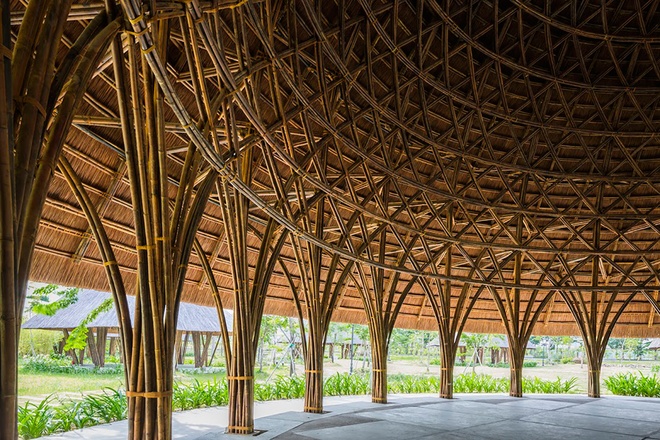 Nhà mái lá khổng lồ ở Sài Gòn