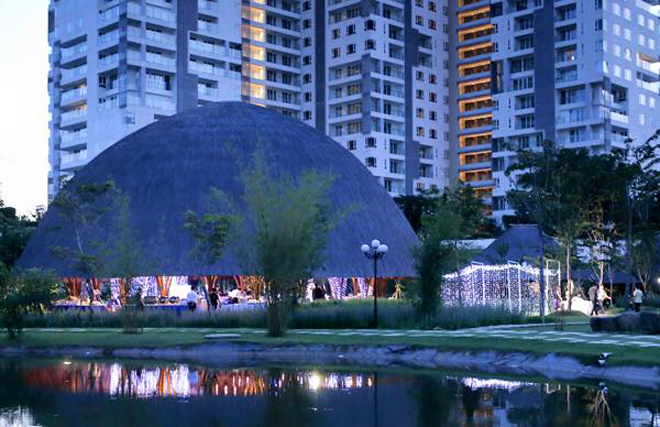 Nhà mái lá khổng lồ ở Sài Gòn