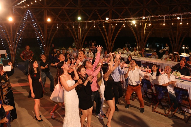 Nhà mái lá khổng lồ ở Sài Gòn