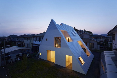 Ngôi nhà hình tam giác có thừa ánh sáng tự nhiên ở Nhật