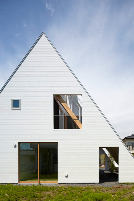 Ngôi nhà hình tam giác có thừa ánh sáng tự nhiên ở Nhật