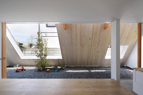 Ngôi nhà hình tam giác có thừa ánh sáng tự nhiên ở Nhật