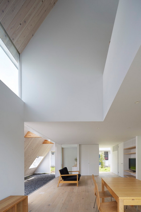 Ngôi nhà hình tam giác có thừa ánh sáng tự nhiên ở Nhật